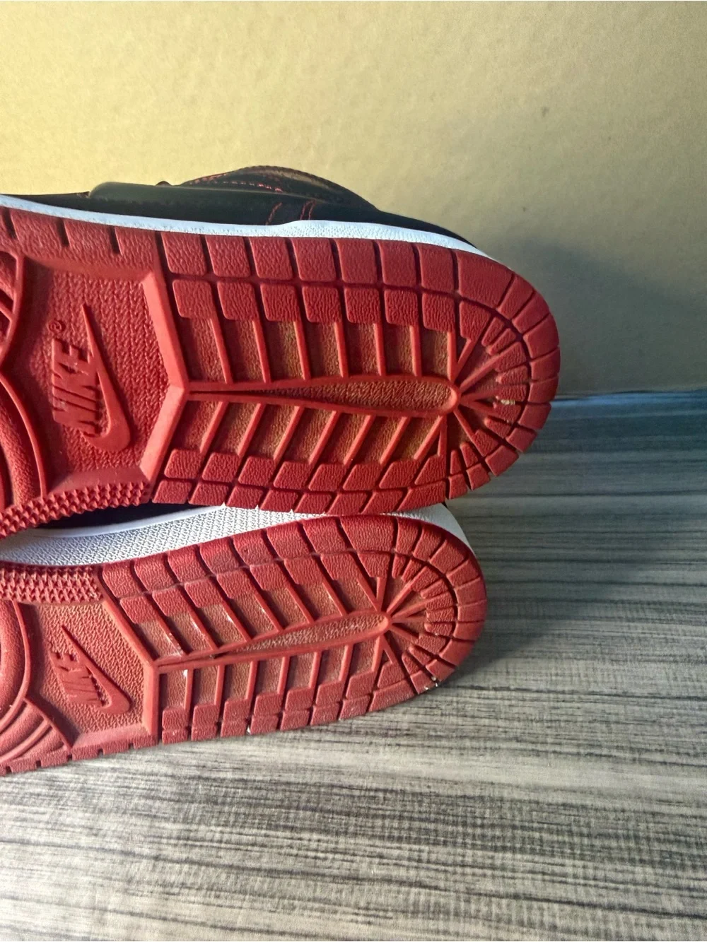 Nike Kids come fly with me retro 1 mid jordans.